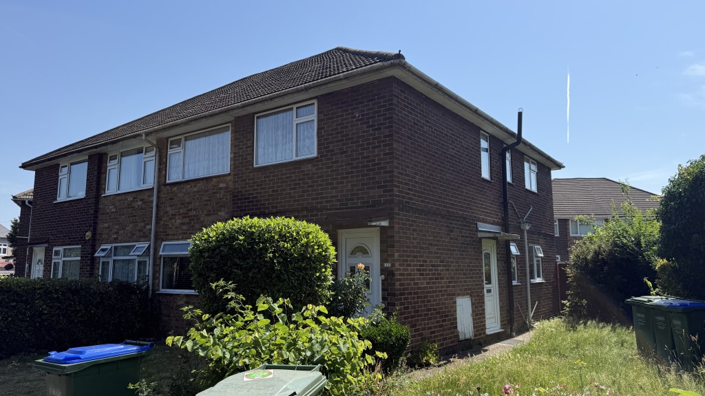 Lot: 105 - A VACANT FIRST FLOOR MAISONETTE REQUIRING IMPROVEMENT - External image of building from street level